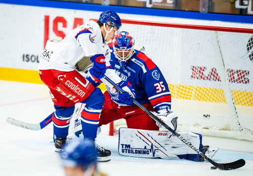 Oskarshamns Emil Martinsen Lilleberg och målvakt Joe