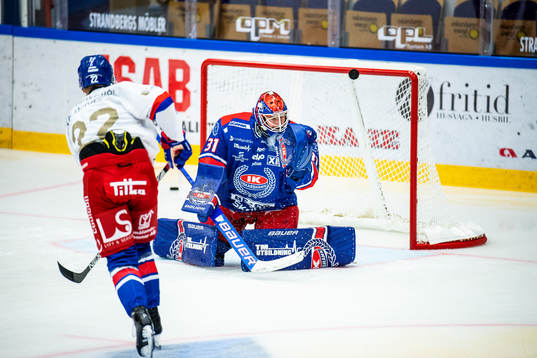 Oskarshamns John Dahlström och målvakt Tim Juel