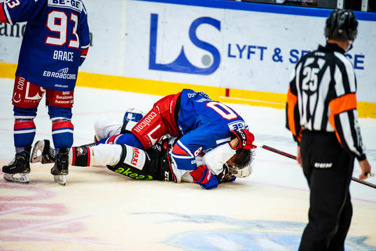 Oskarshamns Tomas Zohorna och Malmö Redhawks Marcus