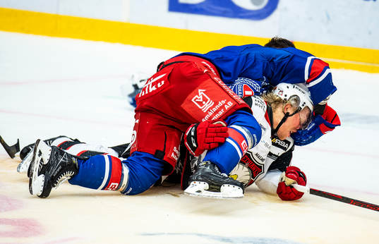 Oskarshamns Tomas Zohorna och Malmö Redhawks Marcus