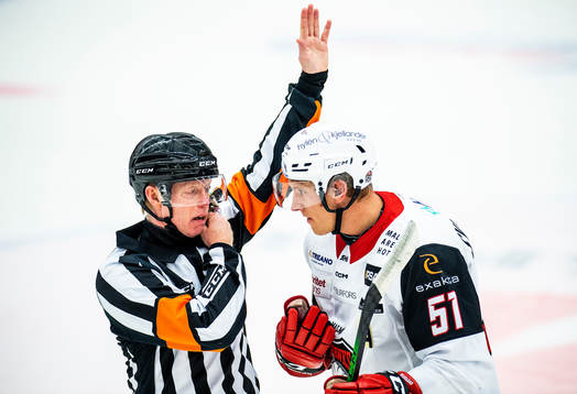 Domare Pehr Claesson och Malmö Redhawks Emil Sylvegård