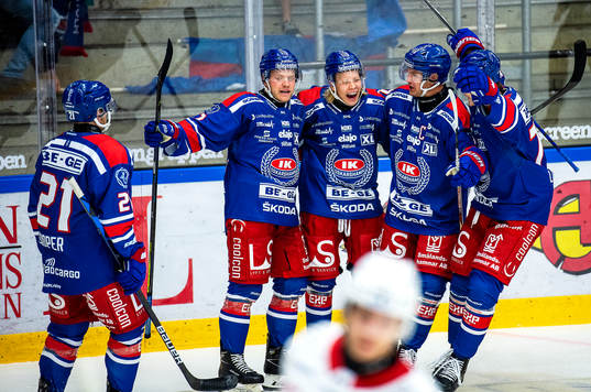 Oskarshamns Johan Johnsson jublar med lagkamrater
