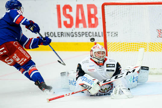 Oskarshamns Fredrik Olofsson och Malmö Redhawks målvakt