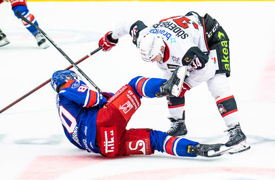 Oskarshamns Tomas Zohorna och Malmö Redhawks Carl