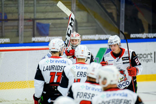 Malmö Redhawks målvakt Daniel Marmenlind jublar