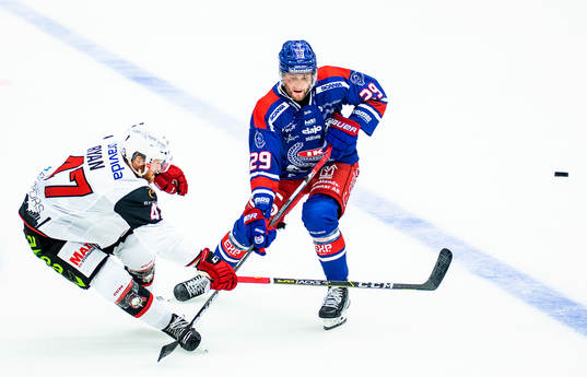 Malmö Redhawks Joakim Ryan och Oskarshamns Kim Rosdahl