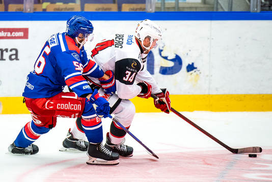 Oskarshamns Robin Norell och Malmö Redhawks Carl Söderberg