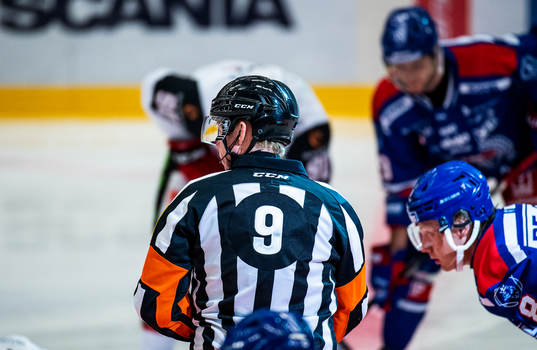 En hockeydomare med CCM logotyp på tröjan