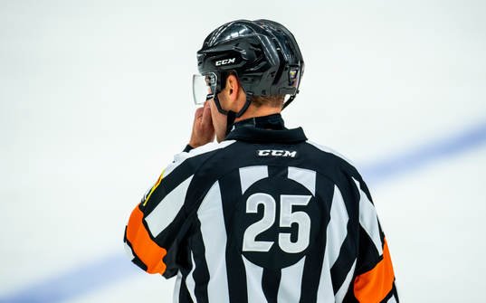 En hockeydomare med CCM logotyp på tröjan