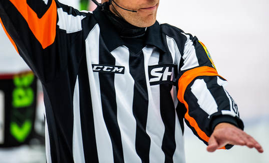En hockeydomare med CCM logotyp på tröjan