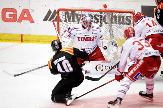 Brynäs Tomi Sallinen och Timrås målvakt Sami Rajaniemi