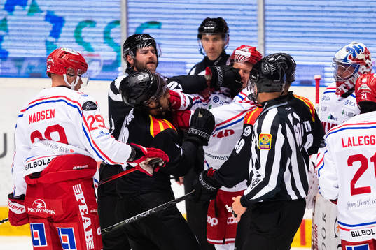 Brynäs Oula Palve och Timrås Jacob Blomqvist bråkar