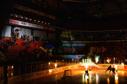 Brynäs spelare gör entré