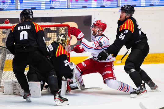 Timrås Albin Lundin tacklas framför Brynäs målvakt