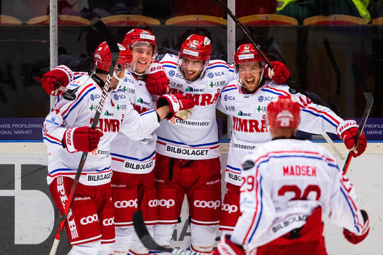 Timrås Jacob Olofsson jublar med lagkamrater