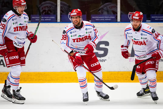 Timrås Jacob Olofsson jublar med lagkamrater