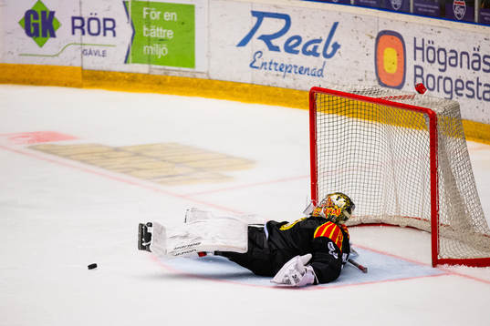 Brynäs målvakt Veini Vehviläinen med en räddningunder