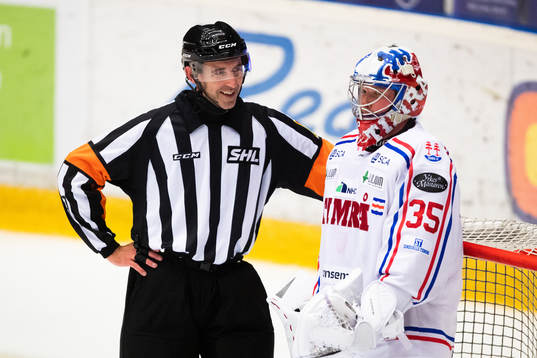 Domare Linus Öhlund och Timrås målvakt Sami Rajaniemi