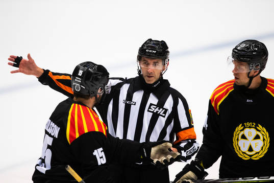 Domare Linus Öhlund och Brynäs Simon Bertilsson och