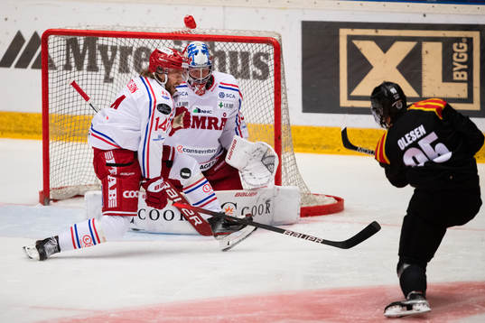 Brynäs Nick Olesen och Timrås Albin Carlsson och målvakt