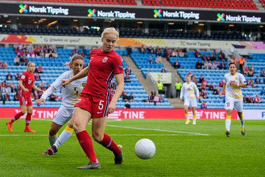 Ani Karapetyan of Armenia and Julie Blakstad of Norway