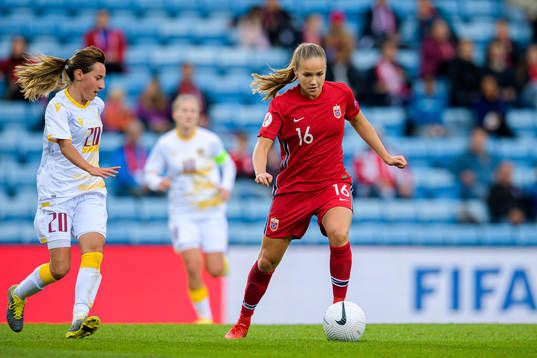 Anna Dallakyan of Armenia and Guro Reiten of Norway