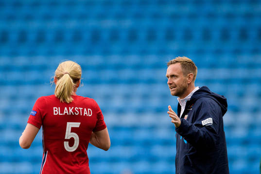 Julie Blakstad and Martin Sjögren, head coach of Norway