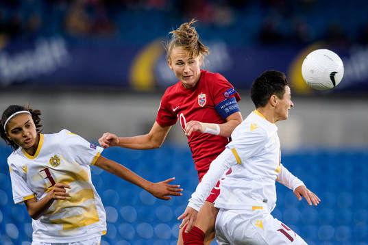 Caroline Graham Hansen of Norway and Armine Khachatryan of