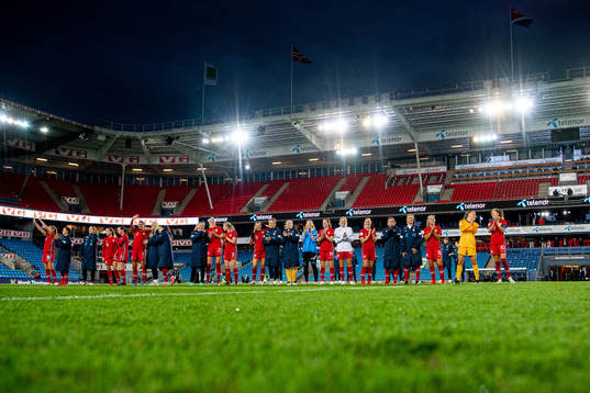 Caroline Graham Hansen and the players of Norway celebrate