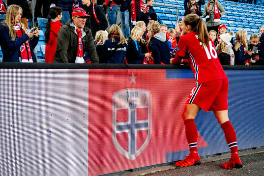 Guro Reiten of Norway talks to her dad Tom Ivar Reiten