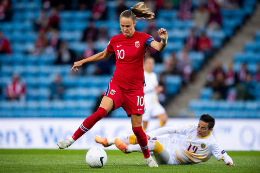 Caroline Graham Hansen of Norway and Armine Khachatryan of