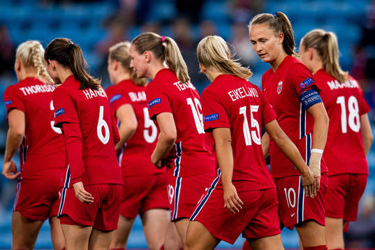 Caroline Graham Hansen of Norway celebrates with teammate