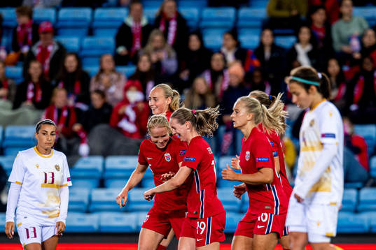 Elisabeth Terland celebrates with teammates Julie Blakstad