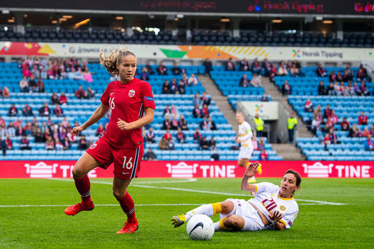 Guro Reiten of Norway and Anna Dallakyan of Armenia