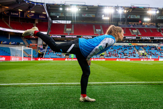 Synne Skinnes Hansen of Norway warms up