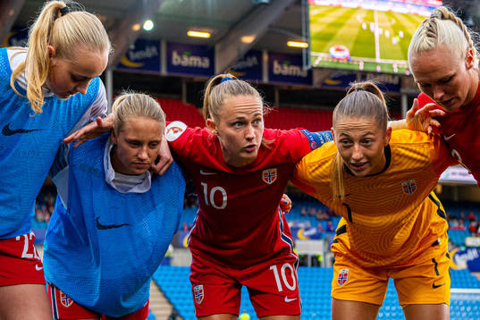 Emilie Bragstad, Lisa Fjeldstad Naalsund, Caroline Graham