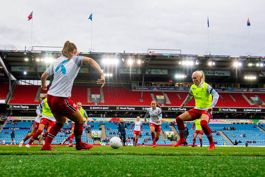 Guro Reiten and Maria Thorisdottir of Norway warm up