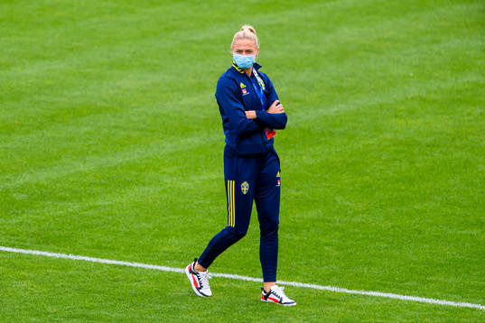 Fridolina Rolfö of Sweden inspects the pitch