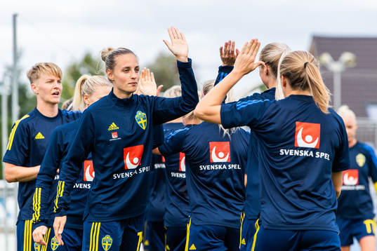 Nathalie Björn high five with team mates