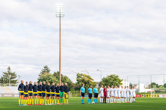 Players of Sweden and of Slovakia