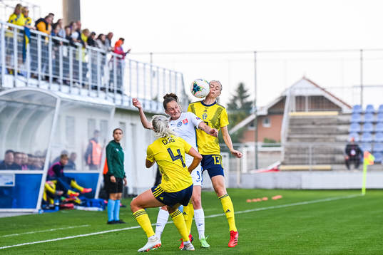 Hanna Glas and Amanda Ilestedt of Sweden compete for the