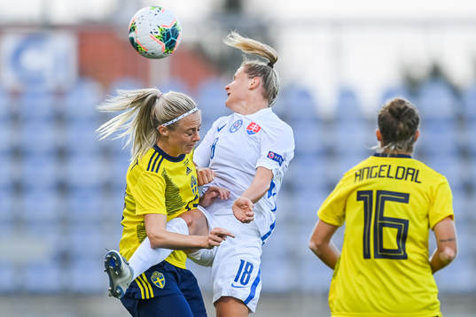 Amanda Ilestedt of Sweden and Dominika Skorvankova of