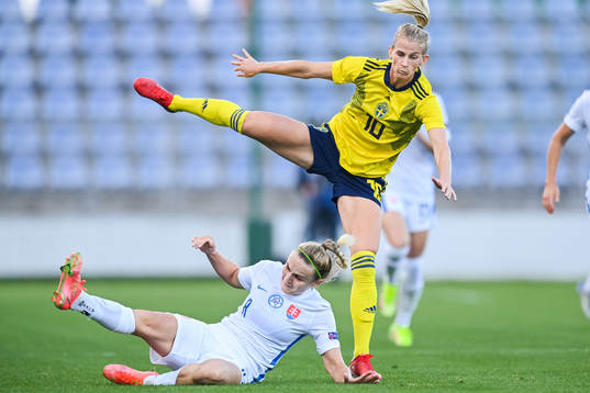 Sofia Jakobsson of Sweden and Diana Lemesova of Slovakia