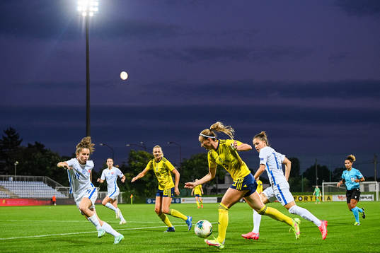Fridolina Rolfö and Kosovare Asllani of Sweden attack