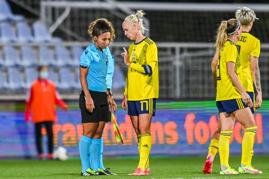 Referee Shona Shukrula in discussion with s17<of Sweden
