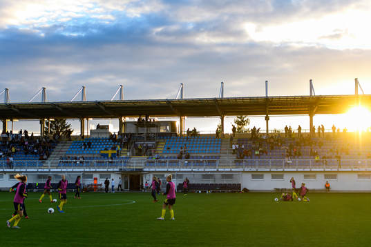 Players warm up