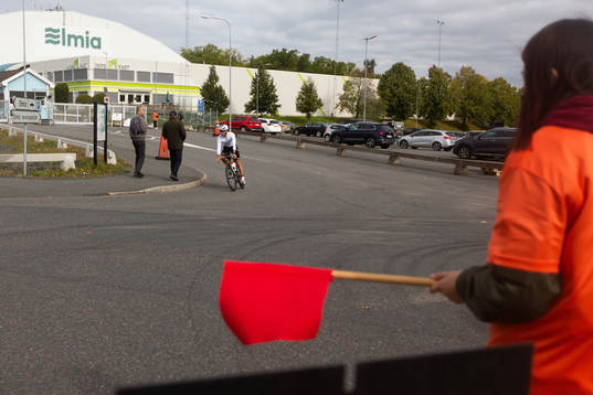 Cyklister utanför Husqvarna Garden