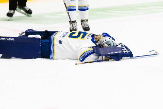 Leksands målvakt Jule Flötgen ligger ner på isen