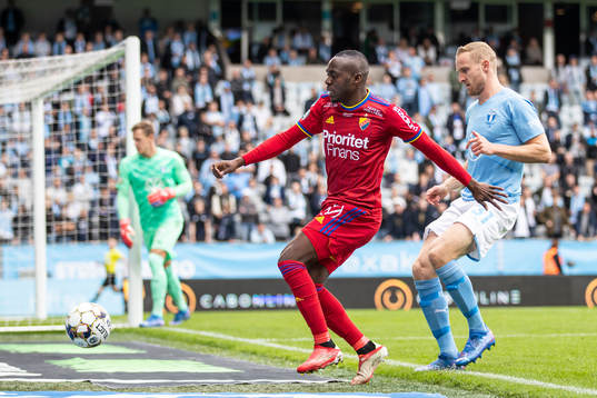 Djurgårdens Edward Chilufya och Malmö FFs Franz Brorsson