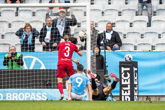 Djurgårdens Hjalmar Ekdal med en räddning